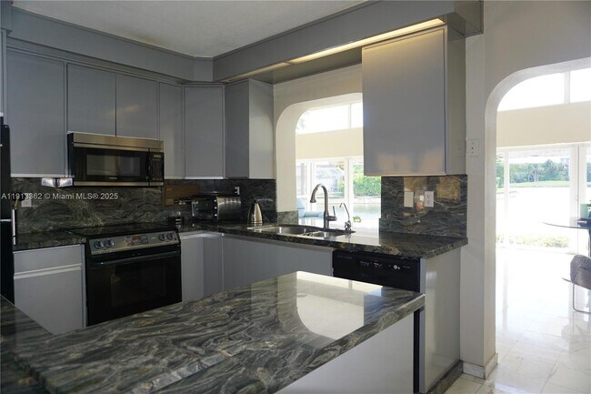 Building Photo - 4511 King Palm Dr