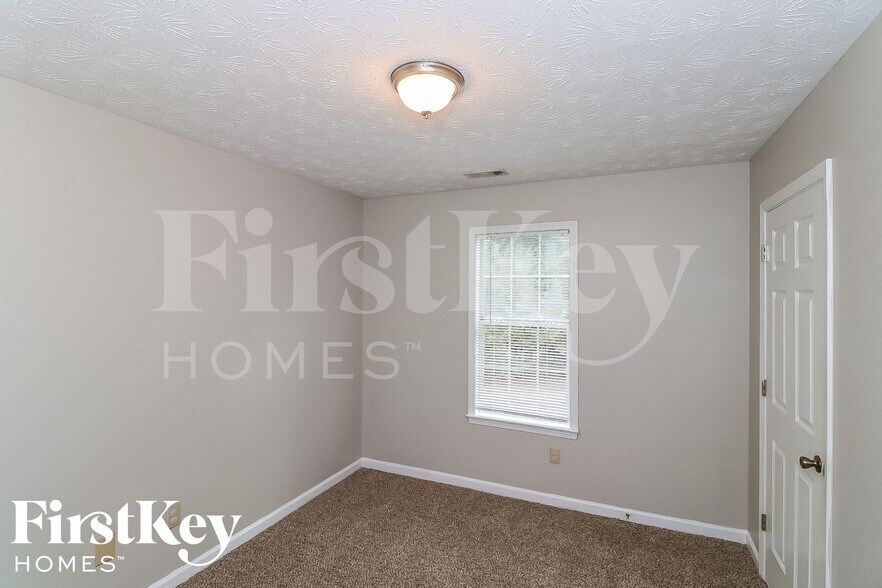 Building Photo - 2905 Navajo Cir