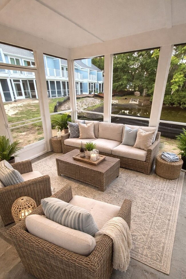 Building Photo - End Unit Townhome in Central Mount Pleasant - AVAILABLE August 1, 2026!