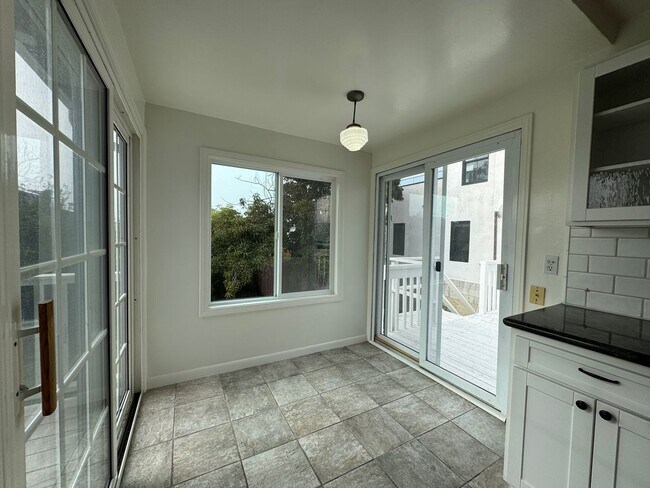 Building Photo - Stunning 2 Bedroom and 2 Bathroom Back House Available Now!