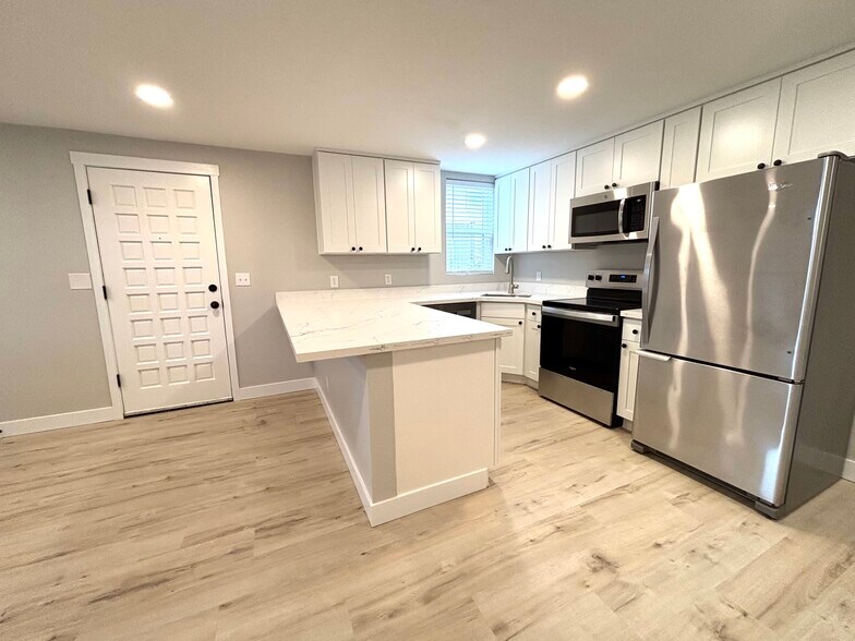 Bright Newly Remodeled Apartment - 2026 Lombard Ave