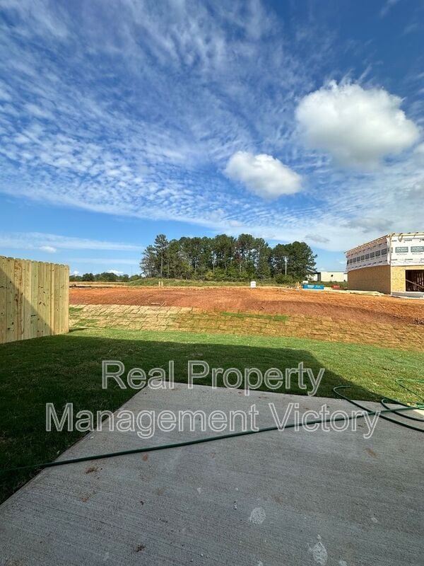 Building Photo - 231 Hill Ln