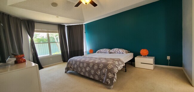 Building Photo - 284 W Silverthorn Ln