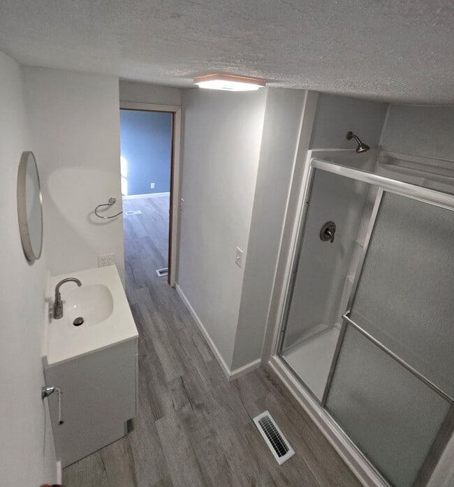 Building Photo - Recently Remodeled