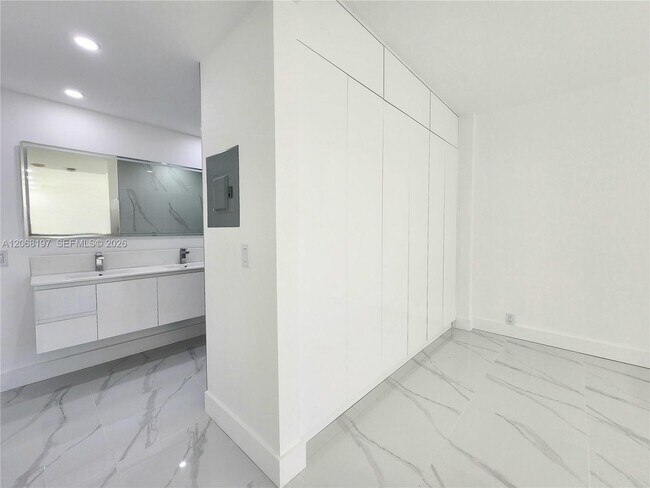 Building Photo - 3505 S Ocean Dr