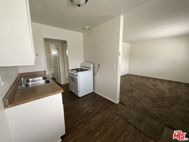 Building Photo - 501 Cedar Pl
