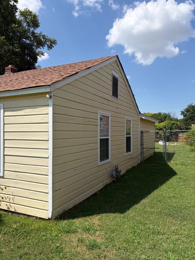 Building Photo - 1246 Gausco Rd