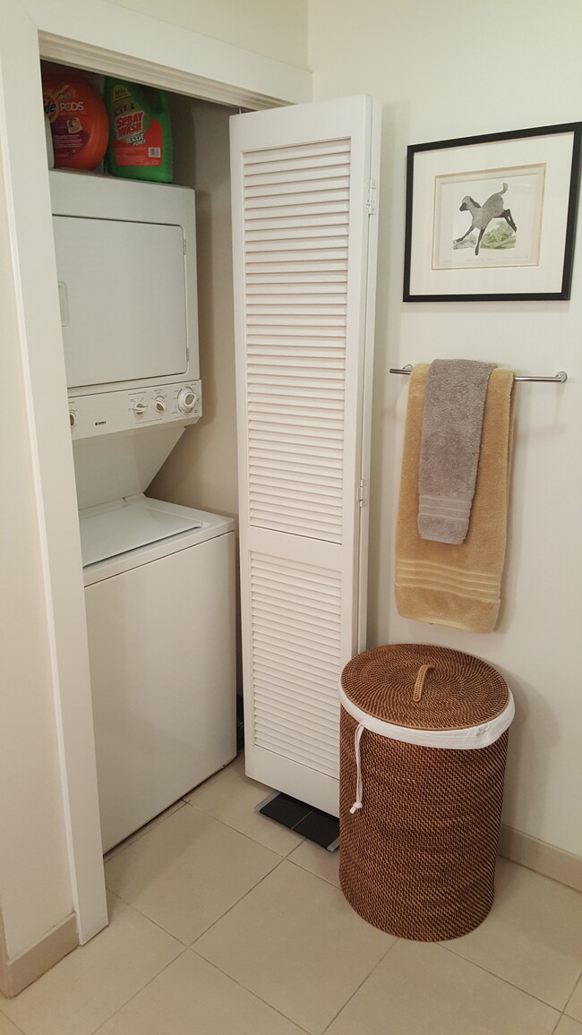 Full size washer/dryer - 585 Ninth Street