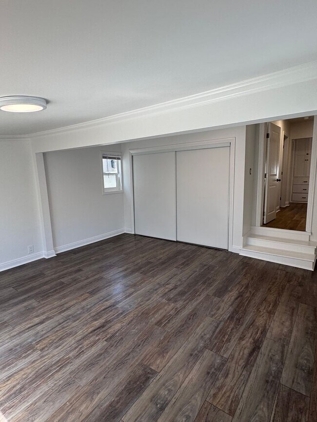 Building Photo - Bright Carson Front House Duplex with Modern Finishes