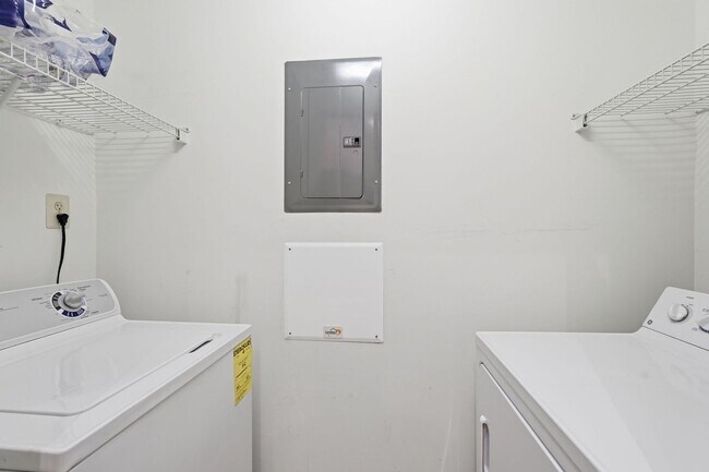 Building Photo - Experience elevated city living in this beautifully maintained residence ideally situated in the ...