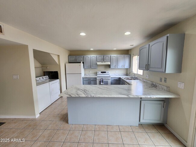 Building Photo - 4569 S Mill Ave