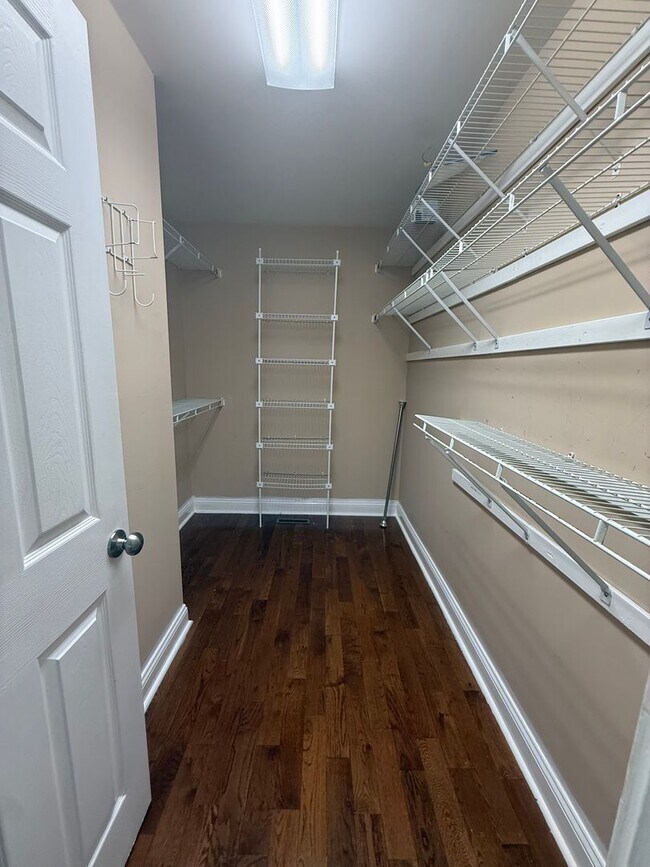 Building Photo - 4bd 3b off N Lee Hwy!