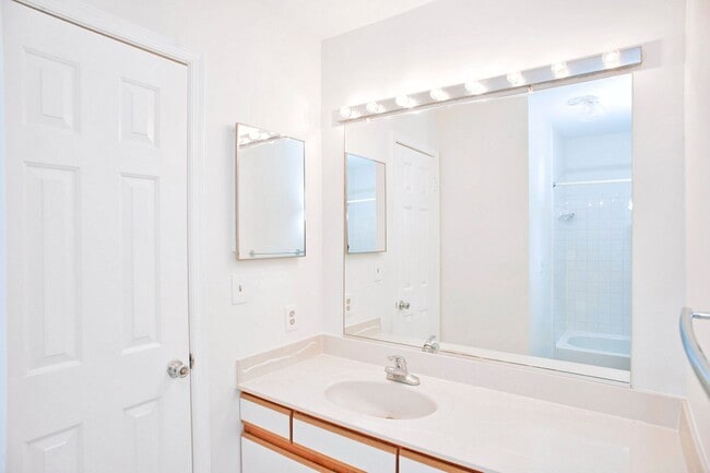 Building Photo - Coming Soon! 2 bed 2 1/2 bath townhouse in...