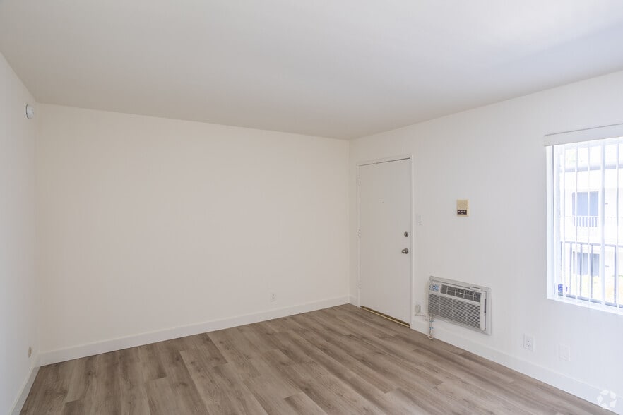 1BR, 1BA - 575SF - Living Room - Gateway Tarzana Apartments