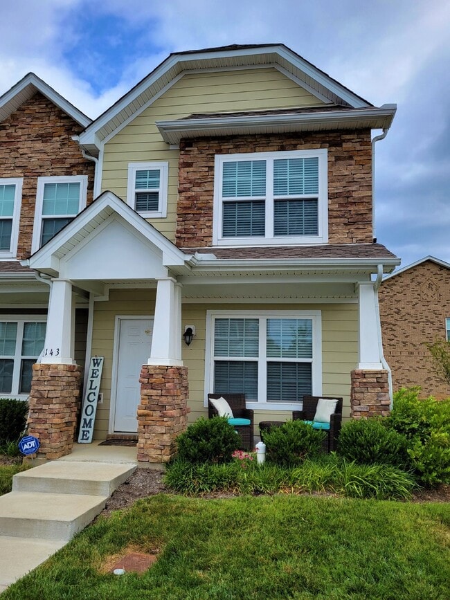 Building Photo - Highly desirable end unit in sought after Cobblestone in Goodlettsville!