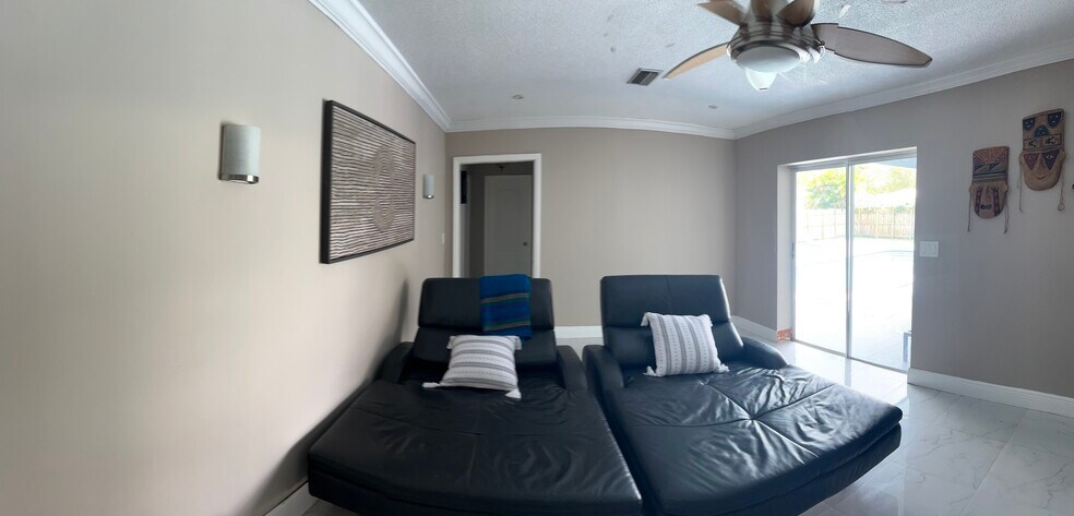 Building Photo - 880 NW 72nd Ter