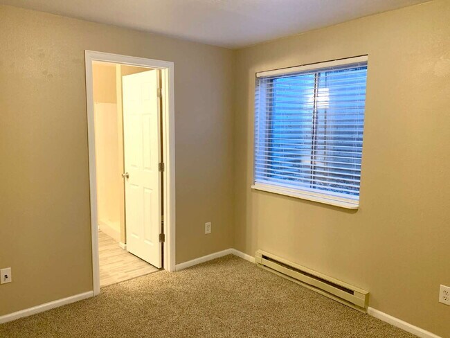 Building Photo - "Spacious 4-Bedroom Haven with 2 Full Baths in Prime Fort Collins Location!"