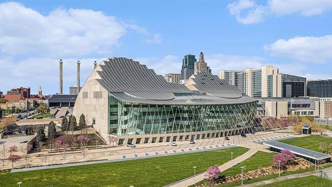 Building Photo - 524 W 10th St