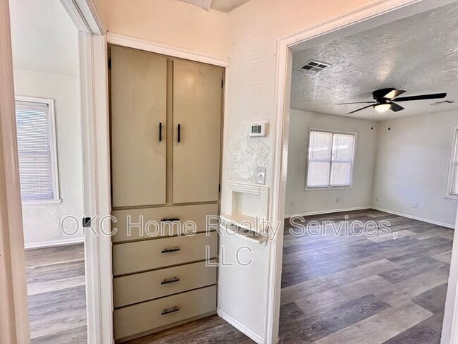 Building Photo - 3516 S St Clair Ave