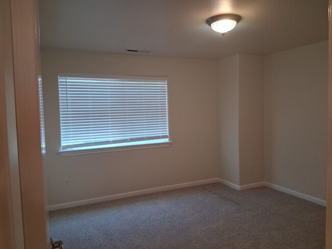 Building Photo - Cute, clean 2 bedroom upstairs apartment with patio.