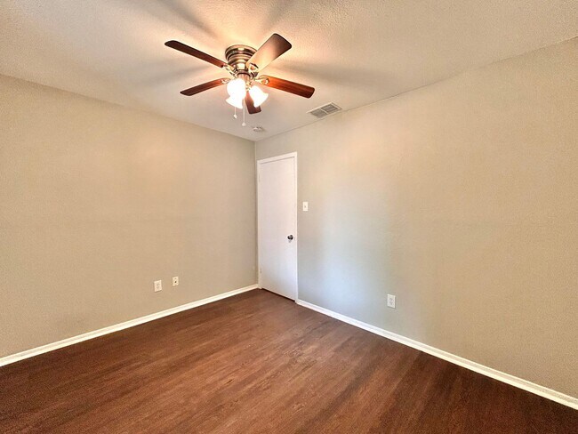 Building Photo - 3305 Oak Alley