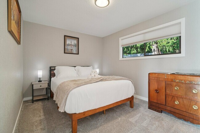 Building Photo - 5408 Sunset Ave