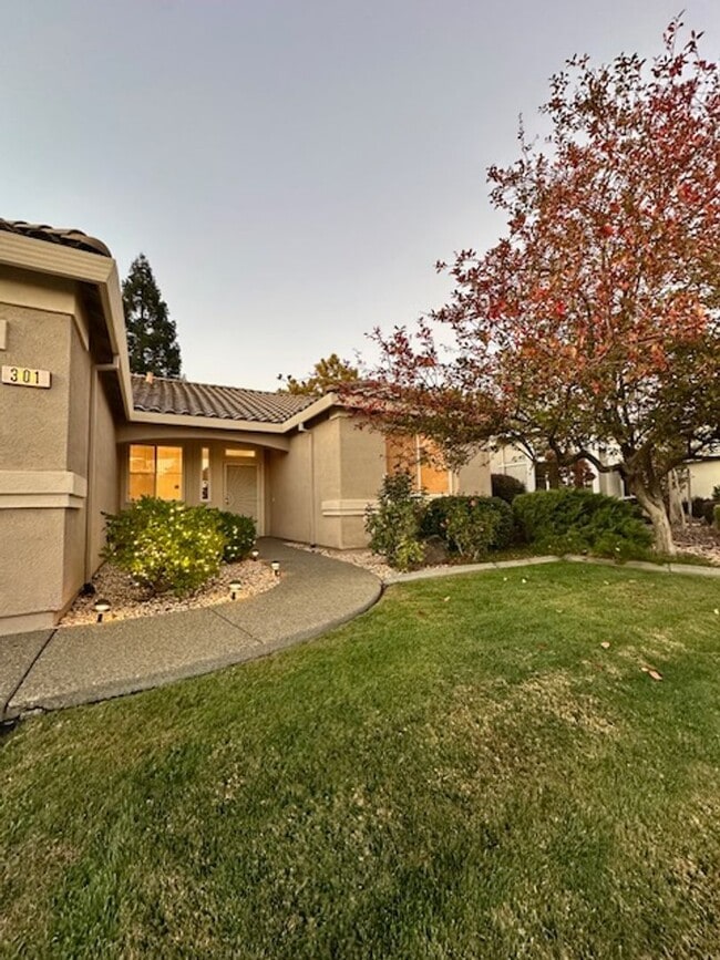 Building Photo - Active Senior Community for 55 and older! Located in beautiful Sun City, Roseville.