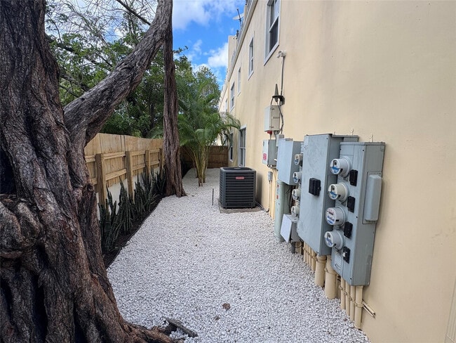 Building Photo - 630 SE 15th St