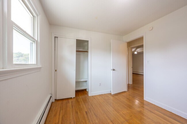 Building Photo - 5 Bedroom Split Level Single Family