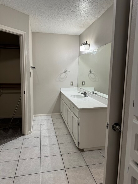 Building Photo - 3025 Quail Springs Rd