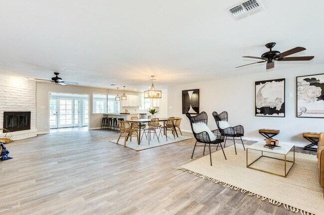 Building Photo - 2218 E Cactus Wren Dr