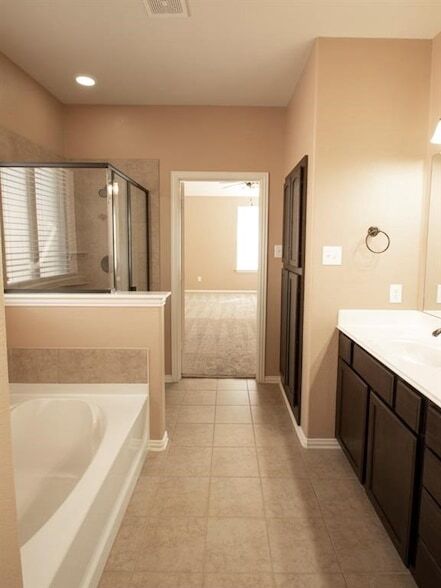 Building Photo - 417 Hackberry Dr