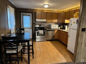 Building Photo - 2 Bedroom, Lower Level Duplex on Universit...