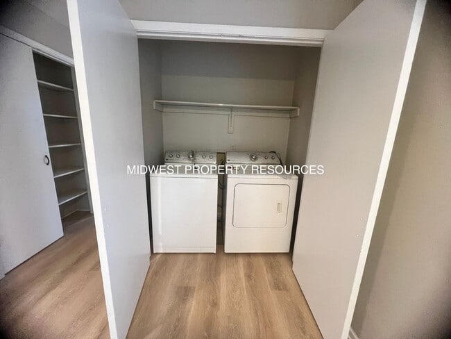 Building Photo - Freshly Updated 2 Bedroom Apartment