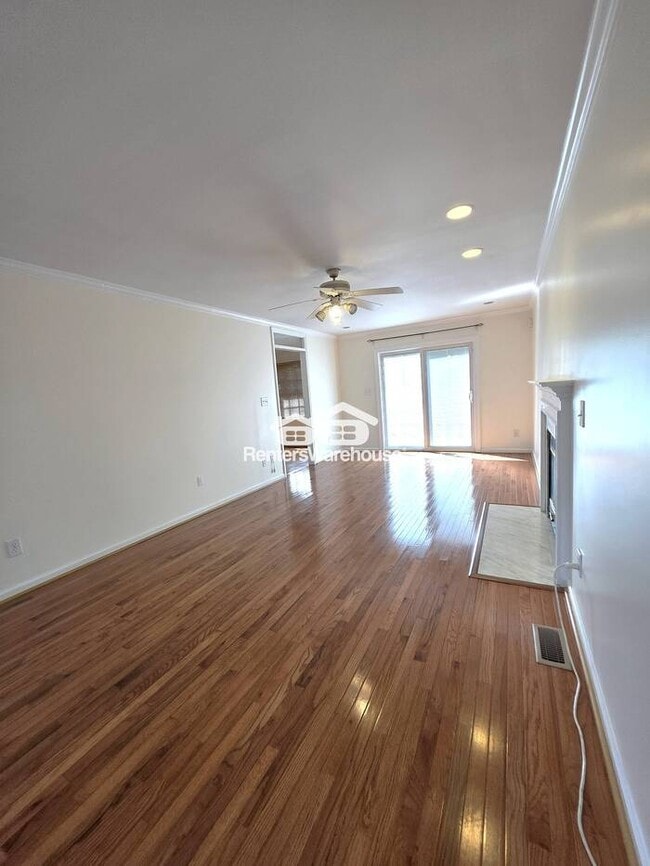 Building Photo - Lovely 3 bedroom, 2 1/2 Bath home in popul...