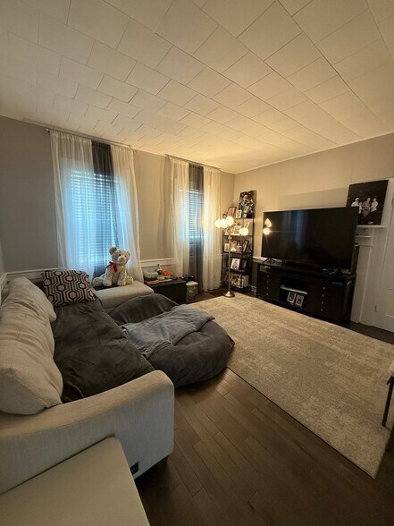 Building Photo - 86 Oak St