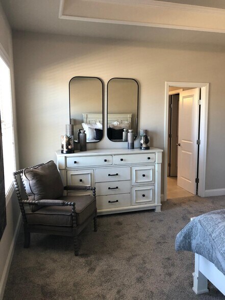 Master Bedroom Sitting Area - 2904 Weyhill Trl