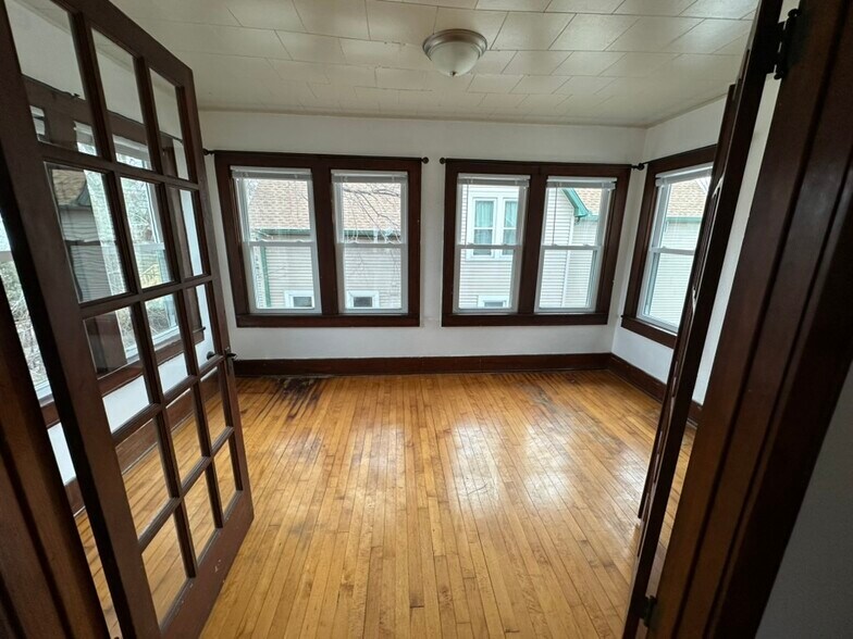sunroom/office/4th bedroom option all new windows - 510 Mather St