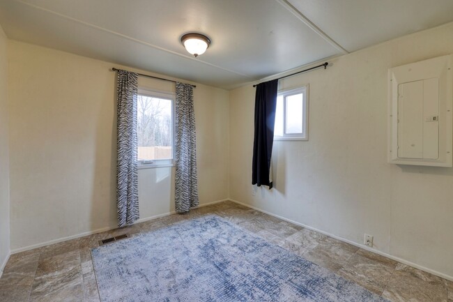 Building Photo - Move in ready now! Affordable 2 bedroom 1 ...