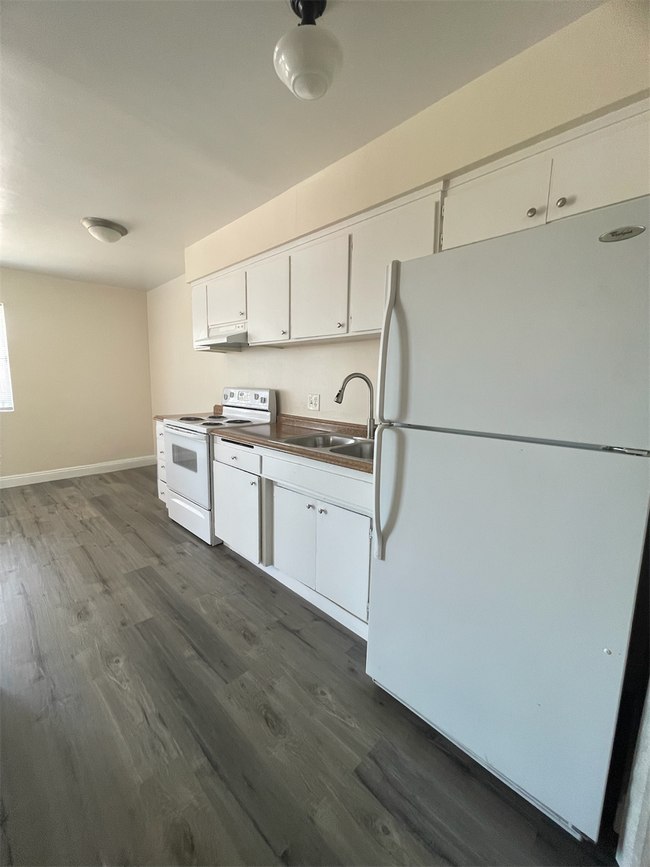 Building Photo - One bedroom, One bath. Downstairs unit. 89101