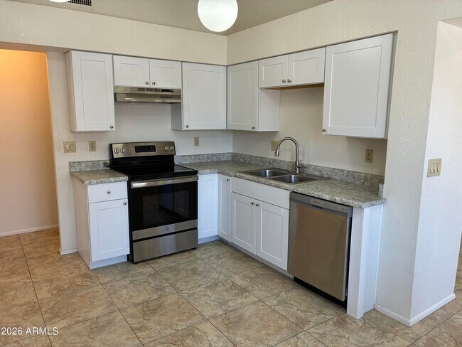 Building Photo - 10820 W Wagon Wheel Dr