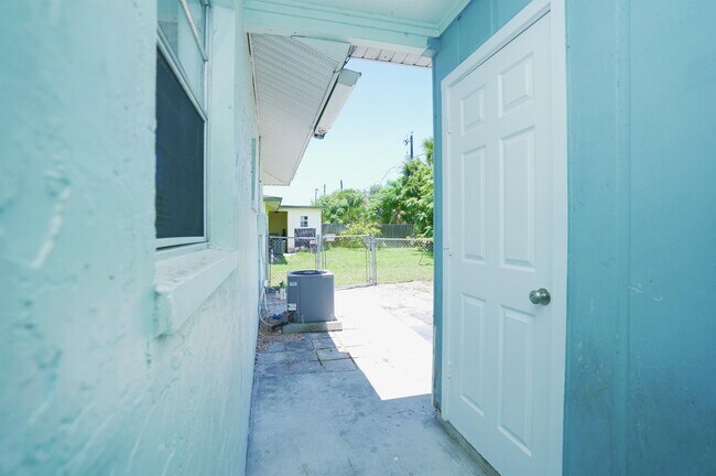 Building Photo - 1193 S Alhambra Cir