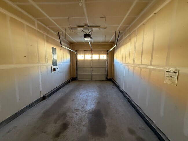 Building Photo - Nice Three Bedroom Townhome 80916