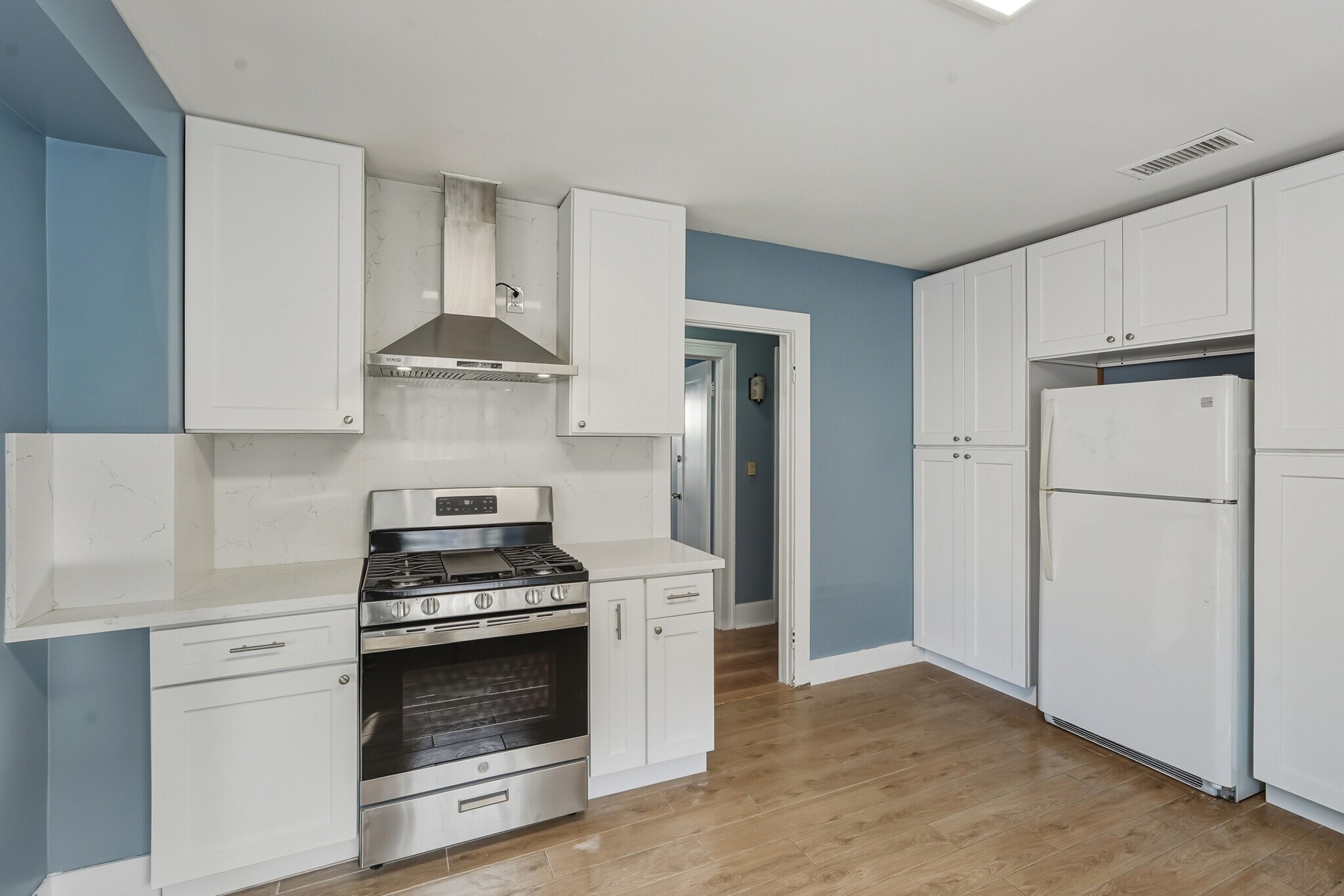 Building Photo - 1174 N Alexandria Ave