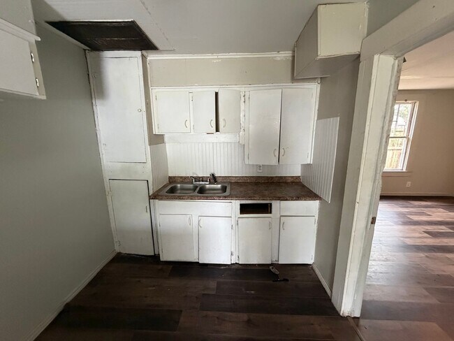 Building Photo - 433 Yarborough St