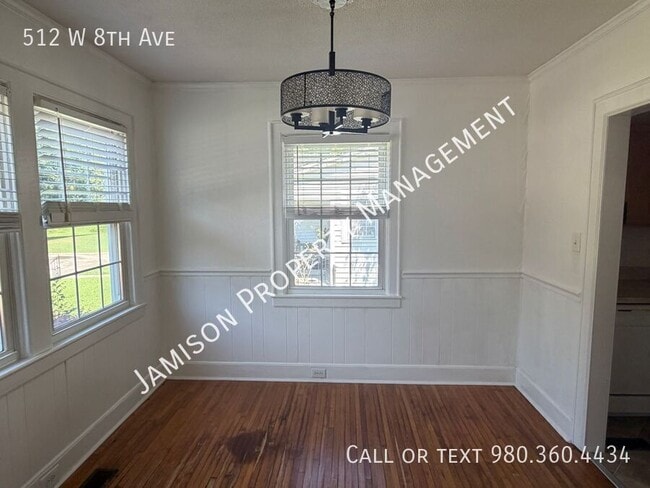 Building Photo - 512 W 8th Ave