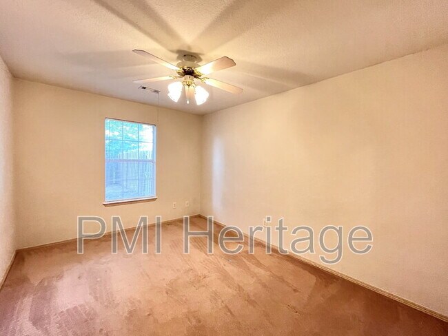 Building Photo - 886 N Daisy Ln