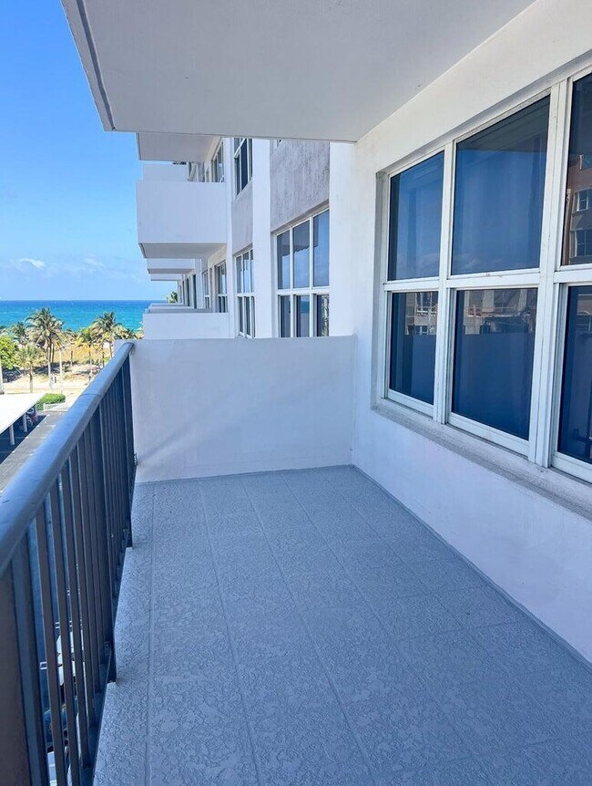 Building Photo - 405 N Ocean Blvd