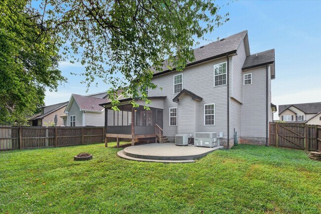 Building Photo - 566 Falkland Cir