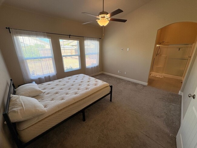 Building Photo - 3 bedroom, 2 bathroom home for rent in Southeast Visalia